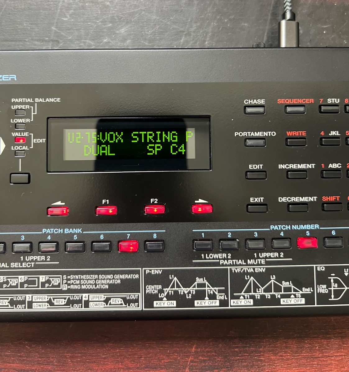 Roland D-05